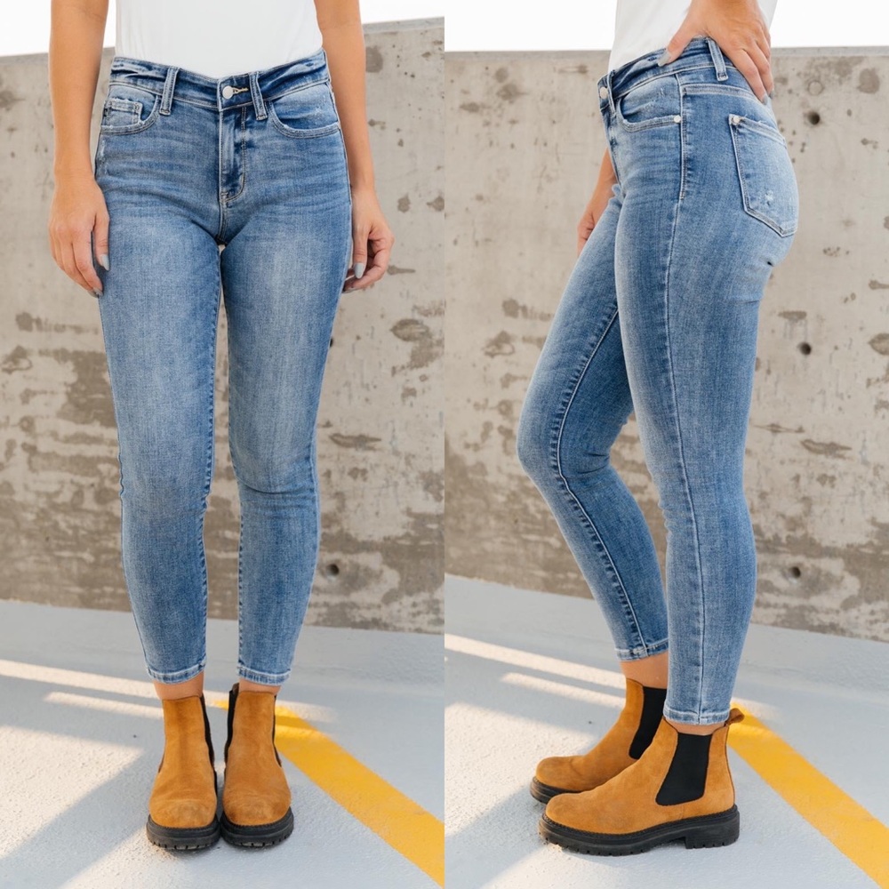 Judy Blue Blue Skies Mid-Rise Skinny Jeans